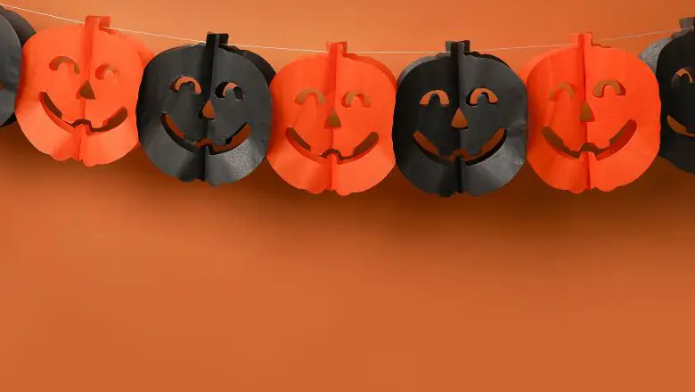 DIY Halloween Decorating Ideas for Kids #1: Friendly Ghost Garlands