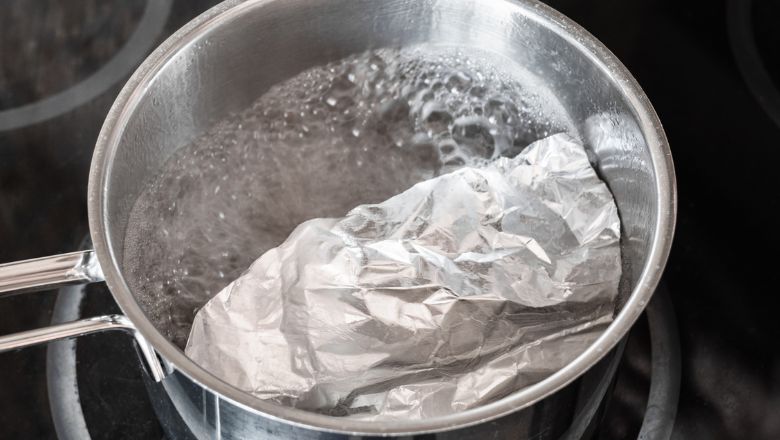 Polish Tarnished Silverware Using Baking Soda, Aluminum Foil, Hot Water