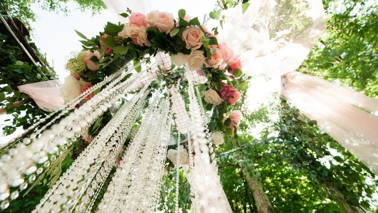 Whimsical Outdoor Décor: DIY Wedding Aisle and Arch